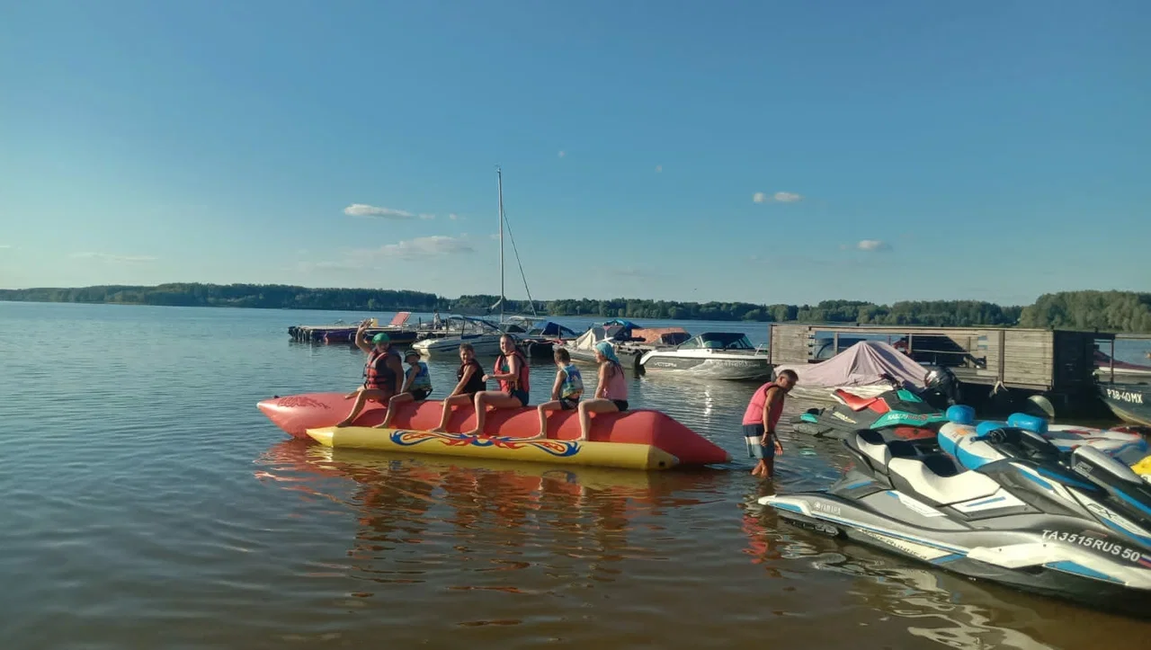 Фото Пляж на Можайском водохранилище (территория парк-отеля "Красновидово") - развлечение в Москве | Досугатор
